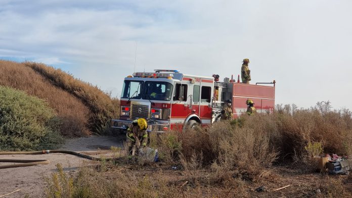 Bomberos de Linares combatiendo incendios con apoyo de la comunidad local durante semana de alta exigencia