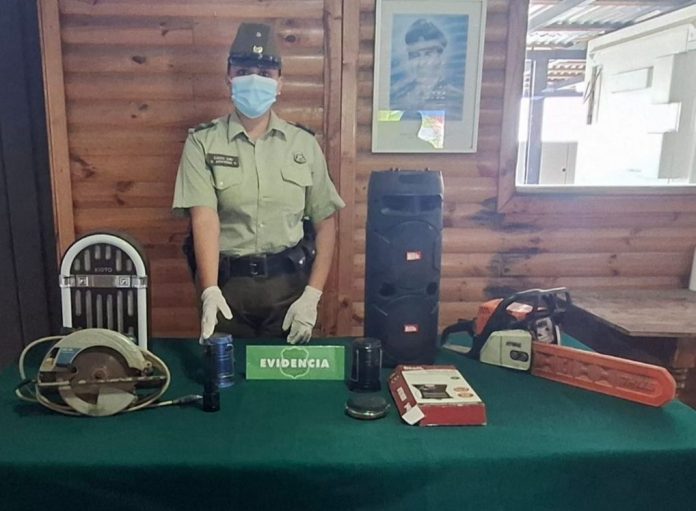Carabineros de Caleta Loanco recuperando especies tras robo frustrado en cabaña