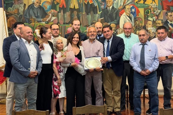 Concejo Municipal de Linares rinde homenaje a la astrónoma Graciela López Rosson