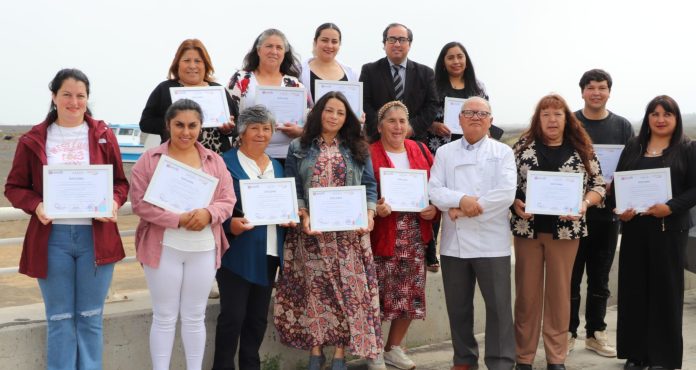 Sence certifica a pescadores del Maule tras cursos de manipulación de alimentos en Chanco y Licantén.