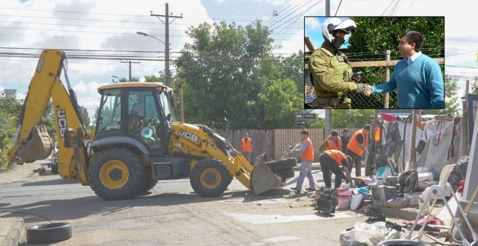 Operativo en San Javier retira especies acumuladas en vía pública y cursa infracción a responsable.