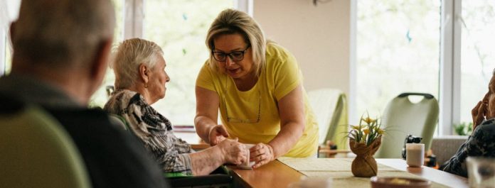 SENCE Maule invita a postular a cursos gratuitos online de cuidados de personas dependientes.