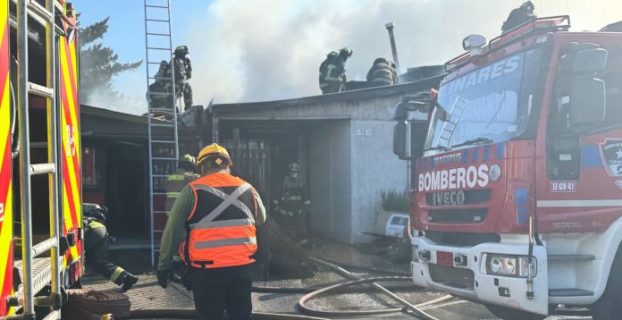 Incendio estructural deja a 7 personas damnificadas y pérdida total de dos viviendas en Linares.